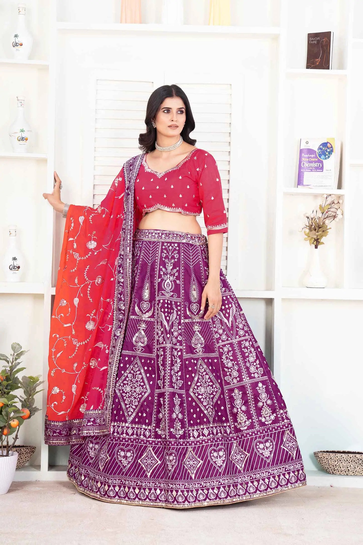 Lila Trauben-Lehenga mit Stickereien und Pailletten verziert, mit kontrastierendem Dupatta