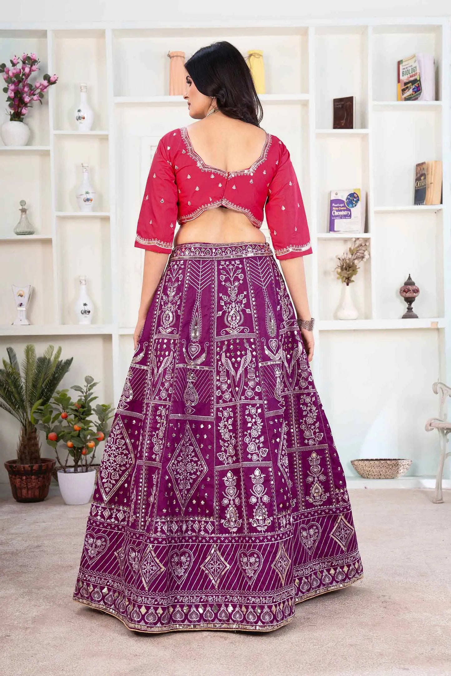 Lila Trauben-Lehenga mit Stickereien und Pailletten verziert, mit kontrastierendem Dupatta