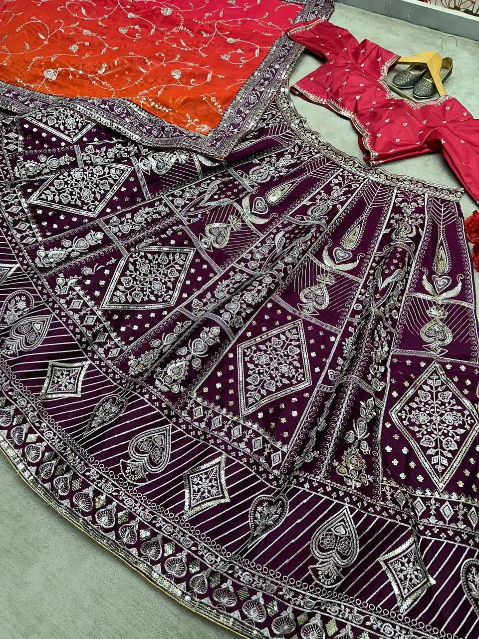 Lila Trauben-Lehenga mit Stickereien und Pailletten verziert, mit kontrastierendem Dupatta