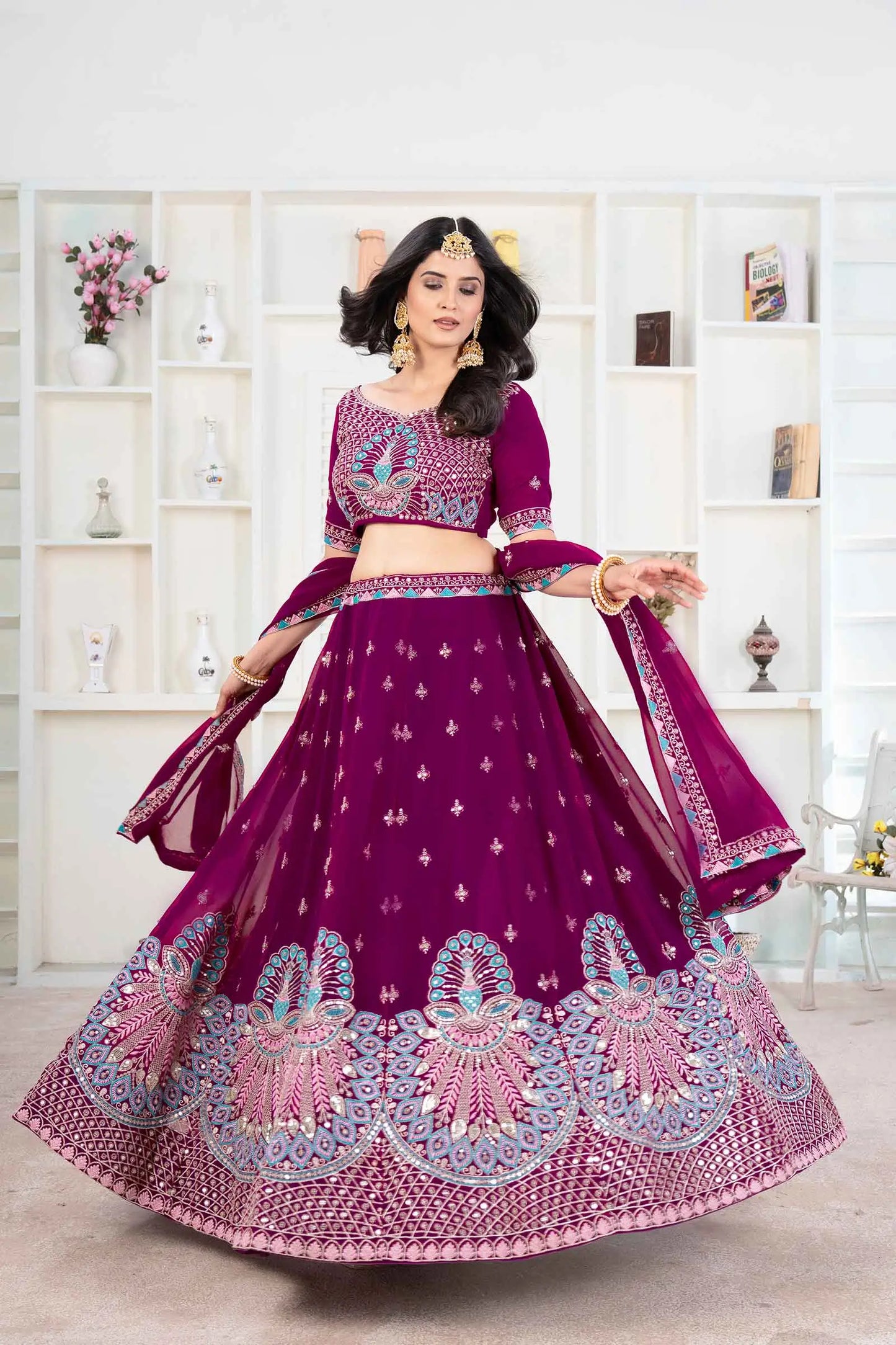 Schwarzbeervioletter Georgette-Lehenga mit Fadenstickerei und Pailletten