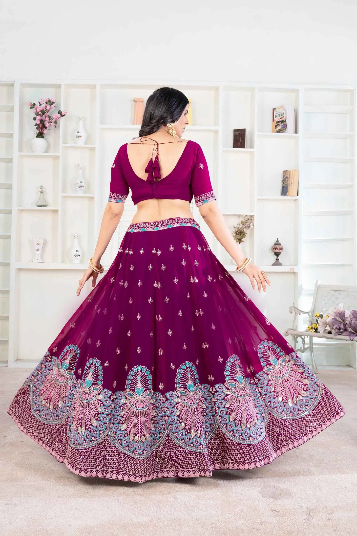 Schwarzbeervioletter Georgette-Lehenga mit Fadenstickerei und Pailletten