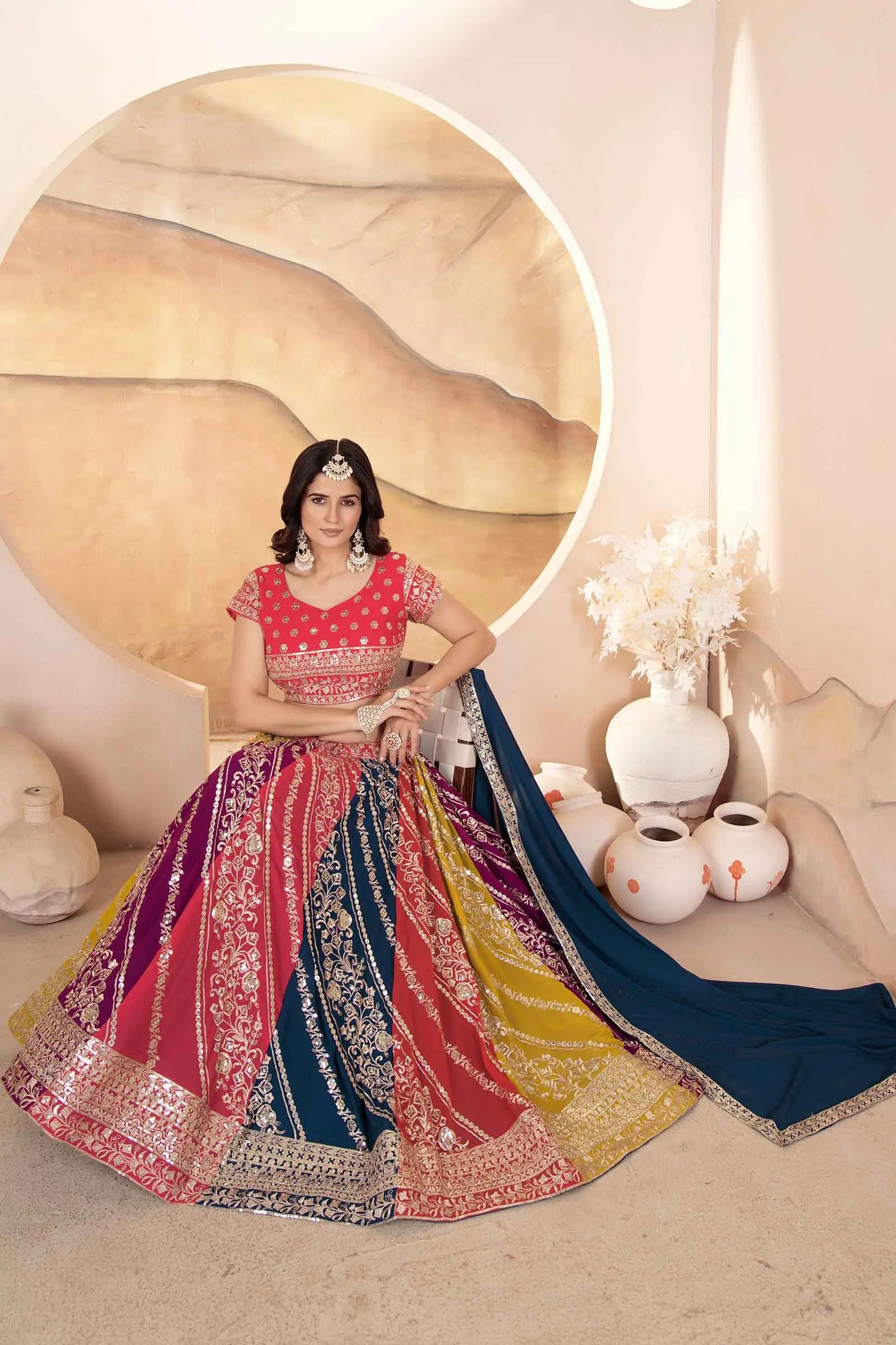 Mehrfarbiger rosa Lehenga mit Paillettenstickerei und Dupatta