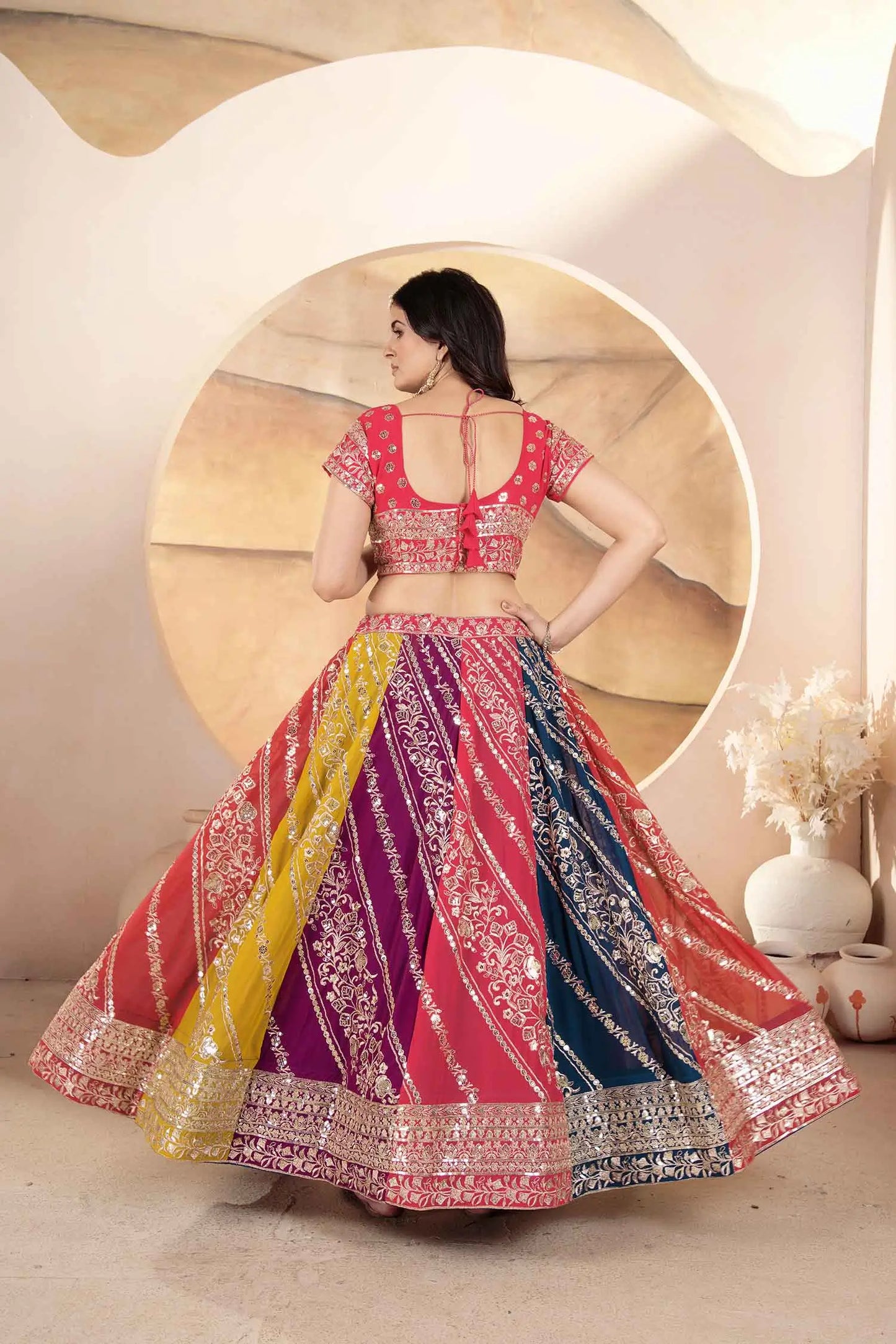 Mehrfarbiger rosa Lehenga mit Paillettenstickerei und Dupatta