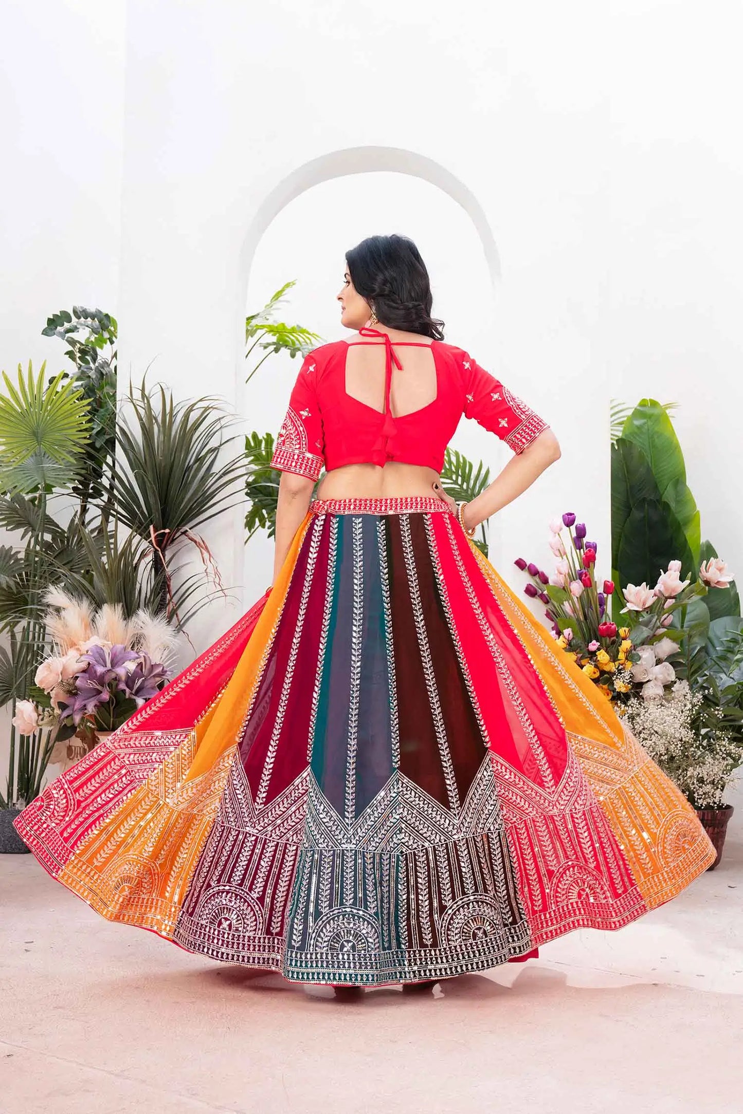 Mehrfarbiger Georgette-Lehenga mit Paillettenstickerei und Dupatta
