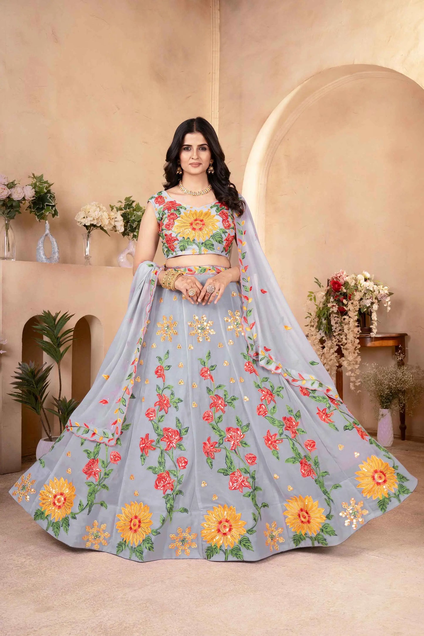 Silbergrauer Georgette-Lehenga mit Blumenmuster, mehrfarbiger Fadenstickerei und Pailletten