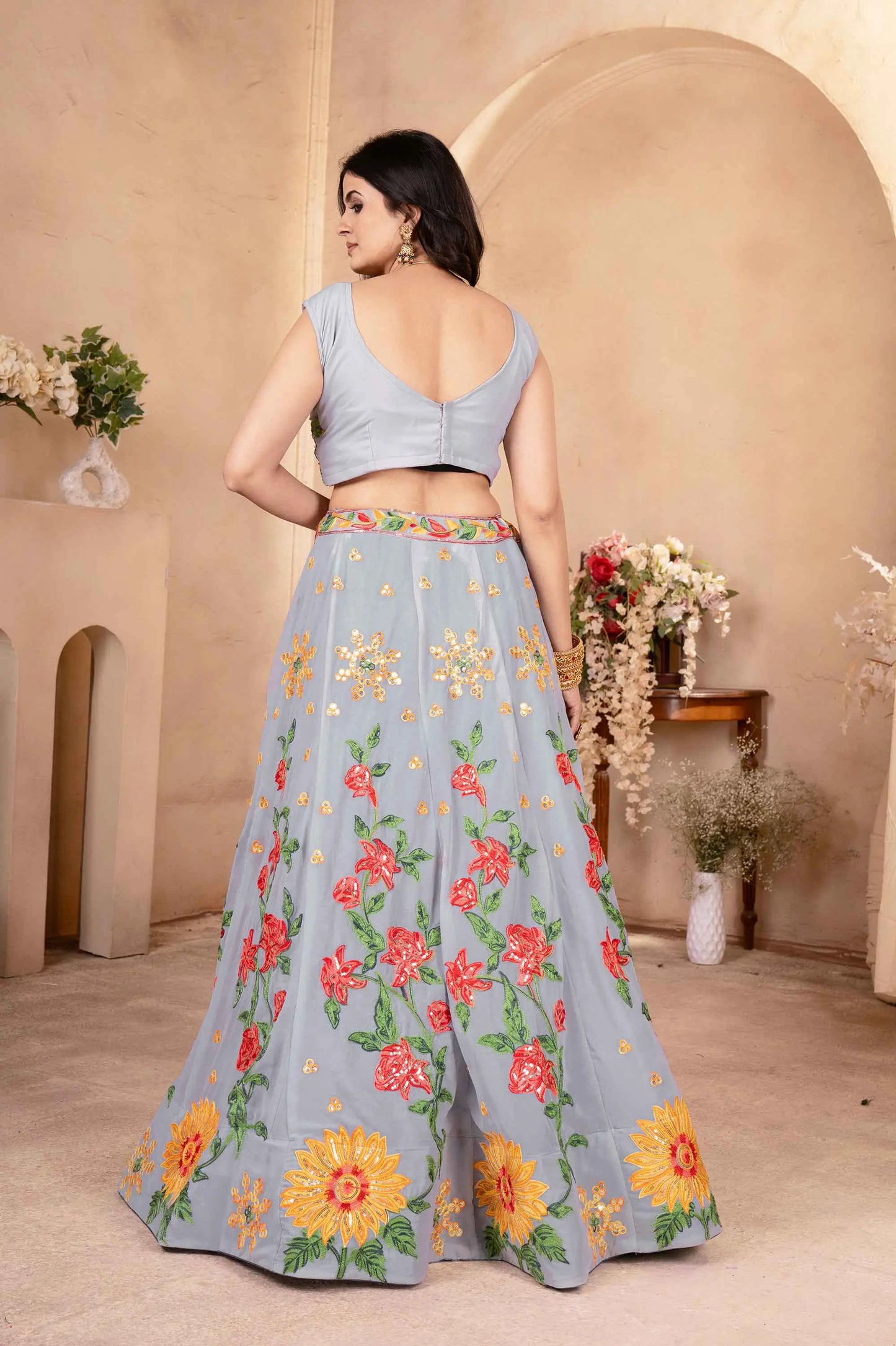 Silbergrauer Georgette-Lehenga mit Blumenmuster, mehrfarbiger Fadenstickerei und Pailletten