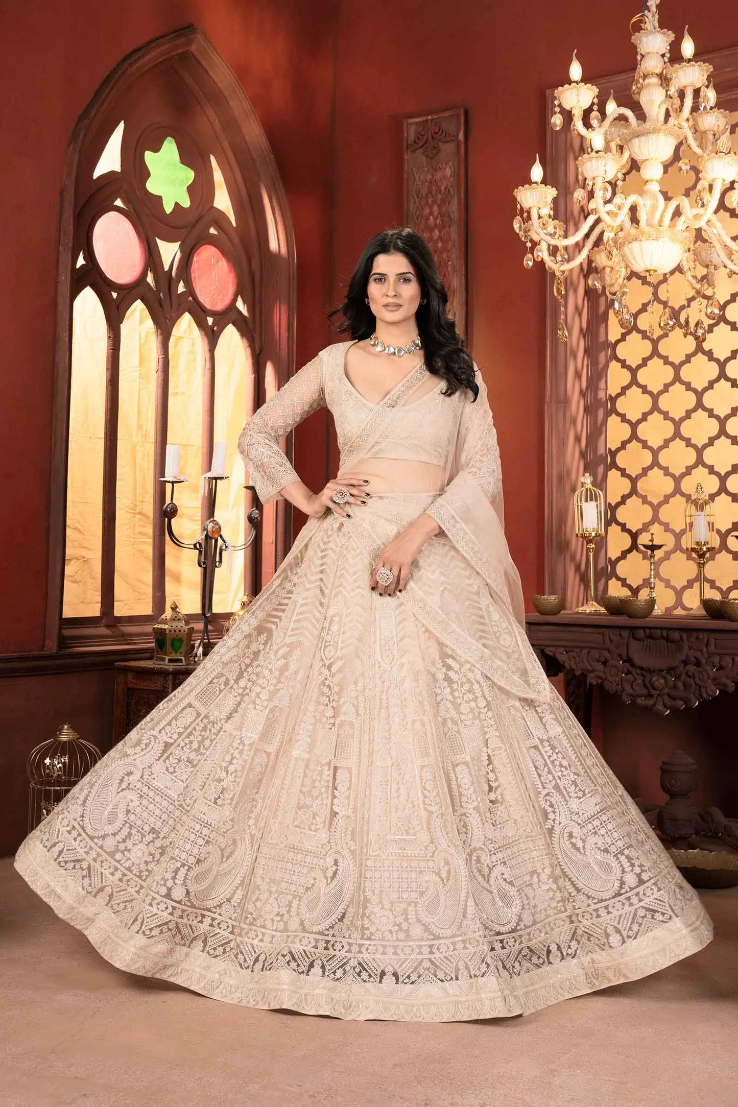 Beiges Netz-Lehenga-Choli mit glänzender Fadenstickerei