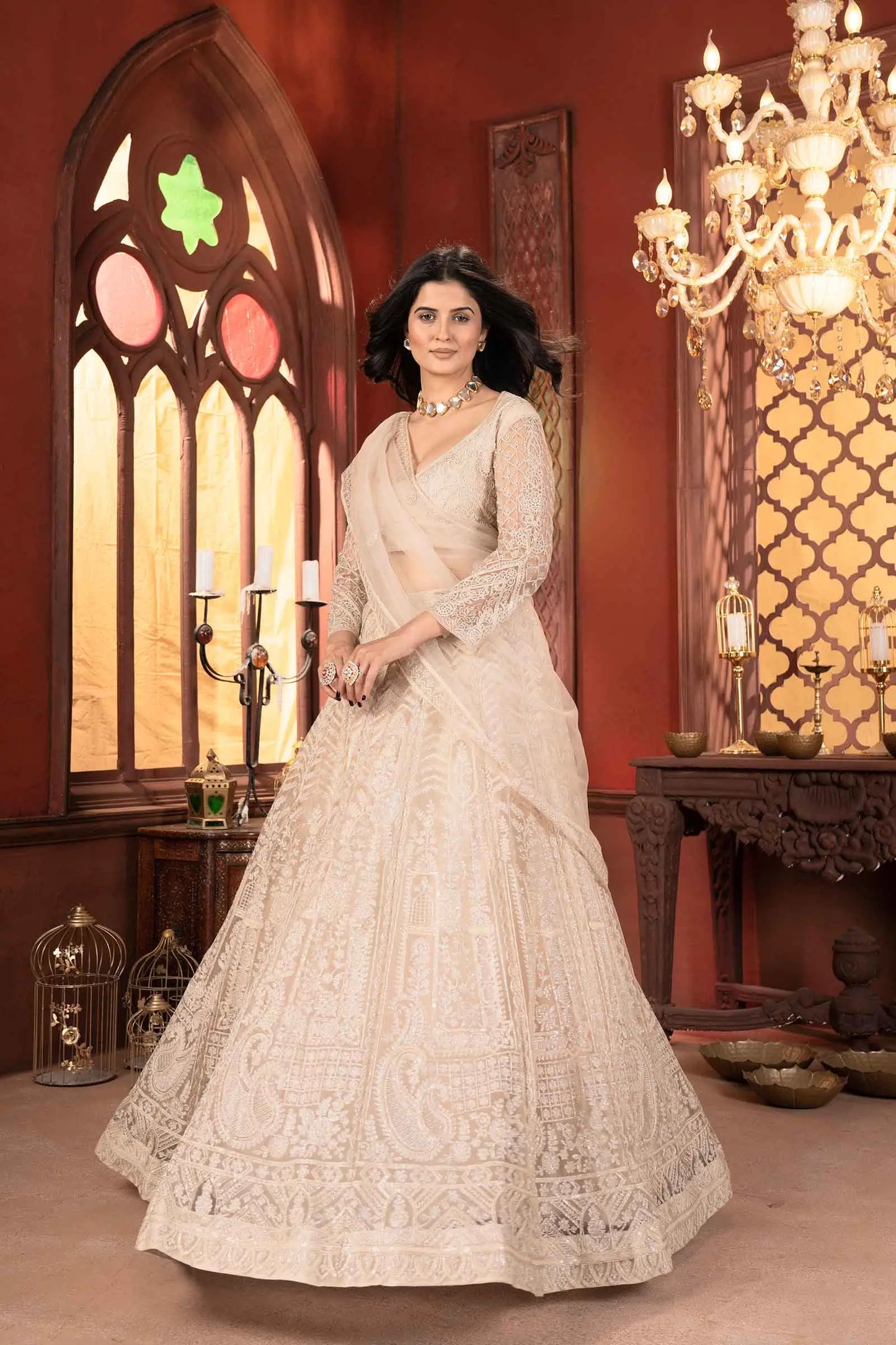Beiges Netz-Lehenga-Choli mit glänzender Fadenstickerei
