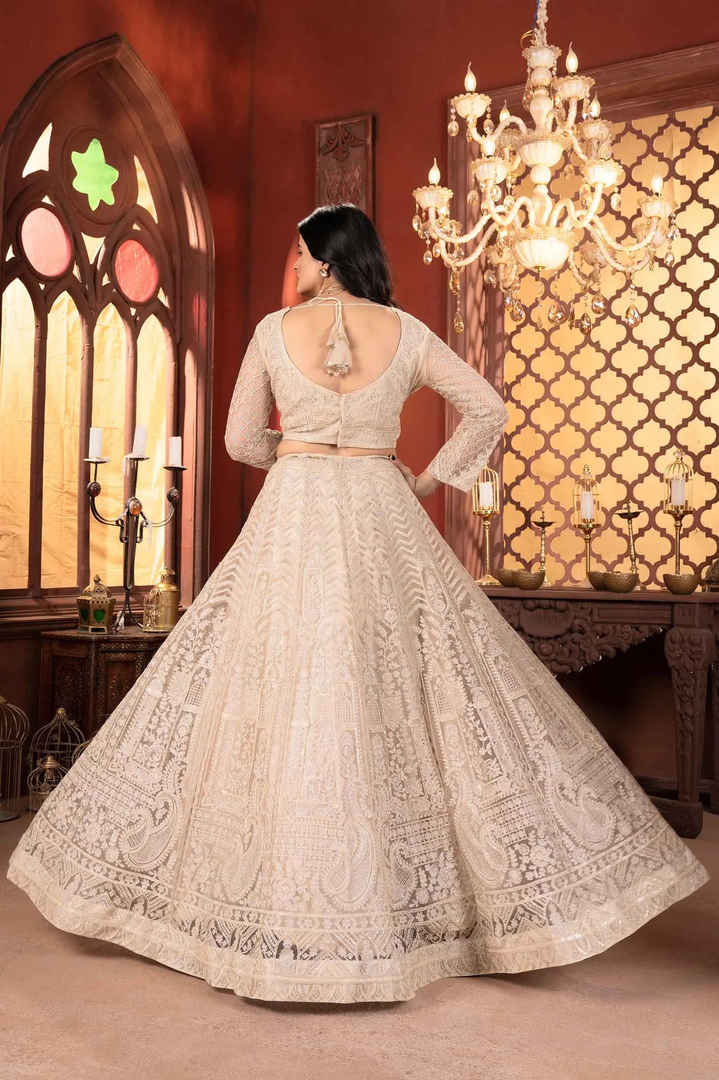 Beiges Netz-Lehenga-Choli mit glänzender Fadenstickerei