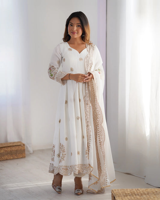 Robe blanche ornée de broderies décoratives avec dupatta
