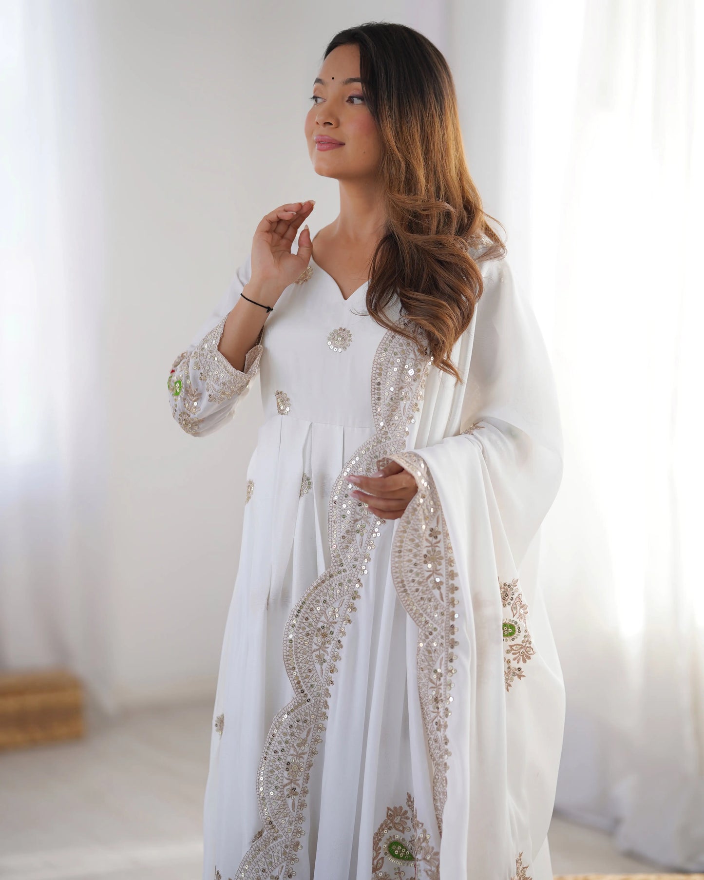Robe blanche ornée de broderies décoratives avec dupatta