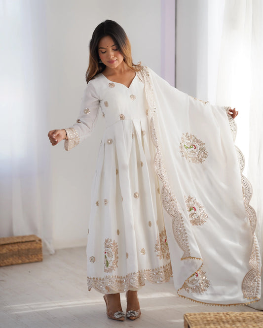 Robe blanche ornée de broderies décoratives avec dupatta