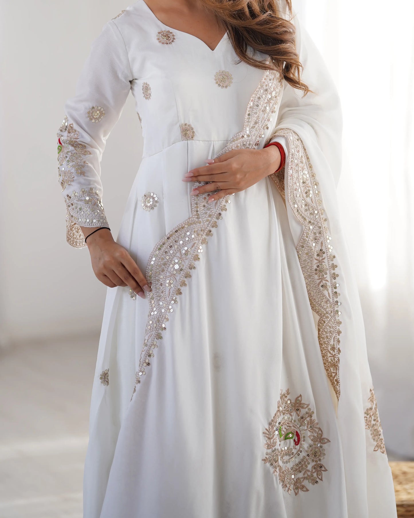 Robe blanche ornée de broderies décoratives avec dupatta