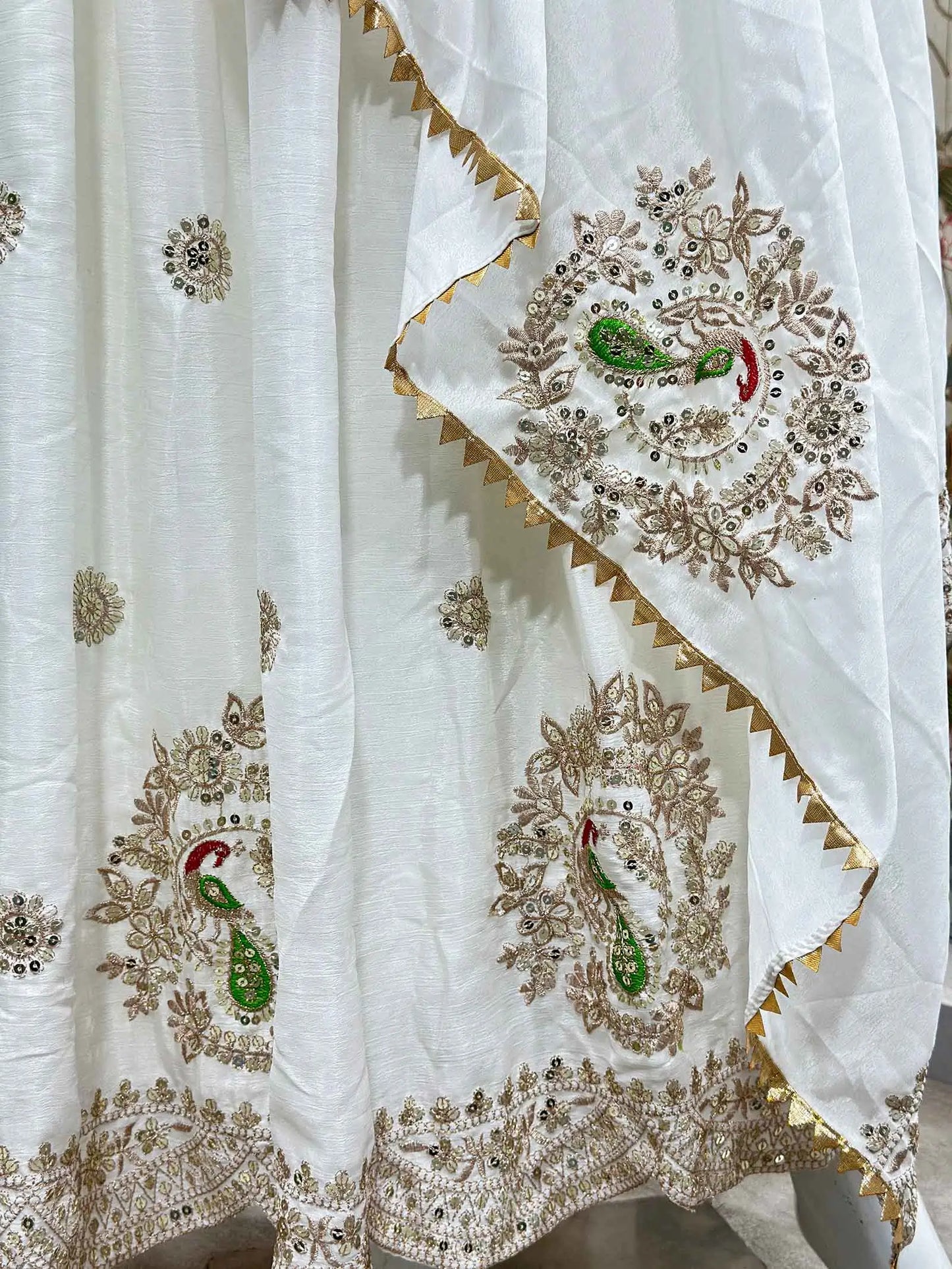 Robe blanche ornée de broderies décoratives avec dupatta