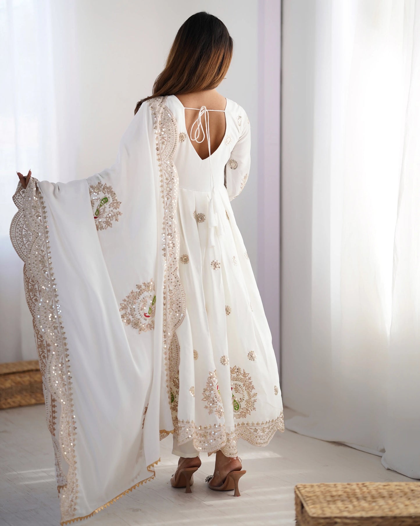 Robe blanche ornée de broderies décoratives avec dupatta