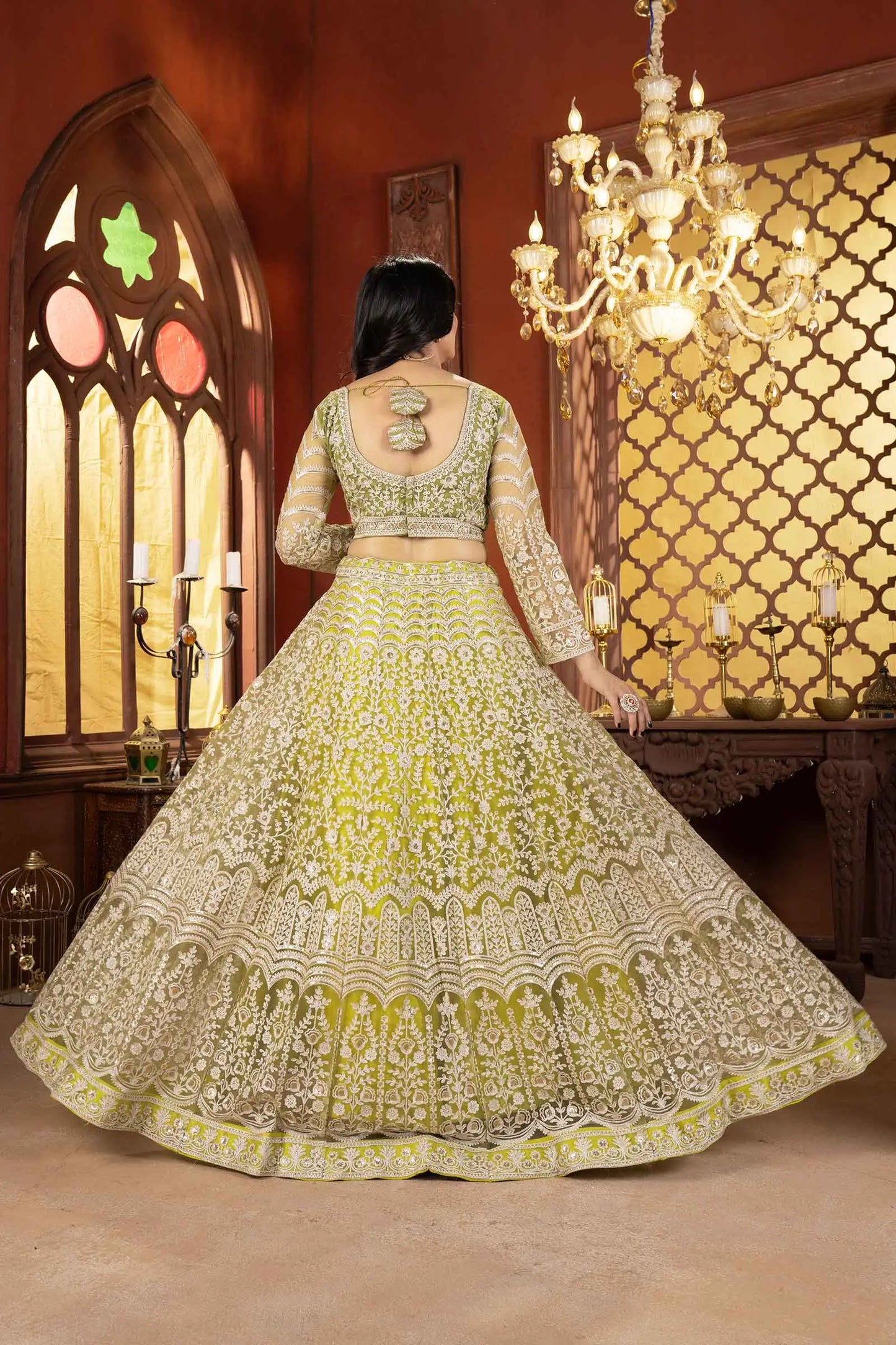 Lehenga Choli en filet vert olive clair avec broderie brillante au fil