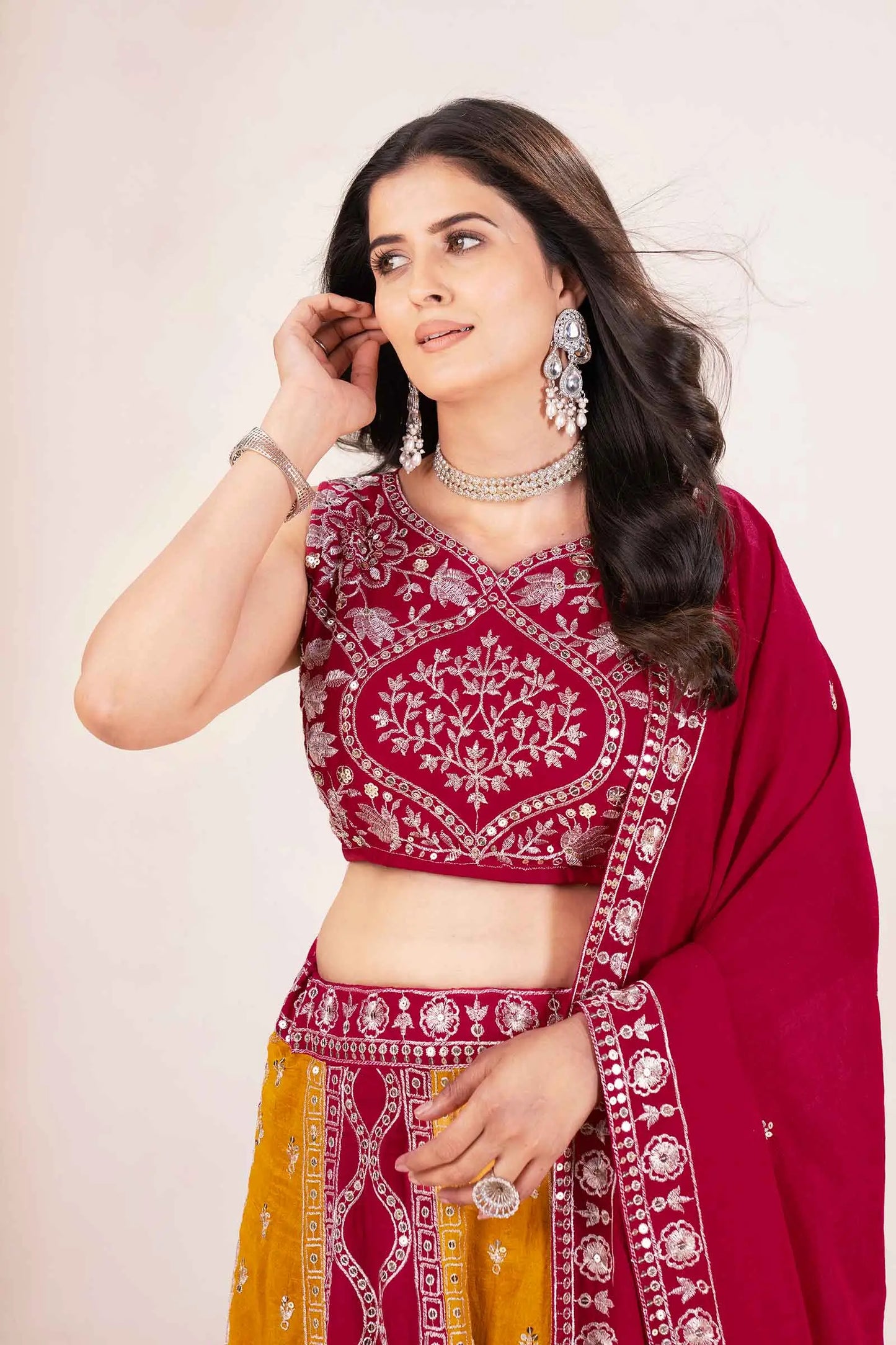 Ensemble Lehenga rouge et jaune avec broderie et sequins