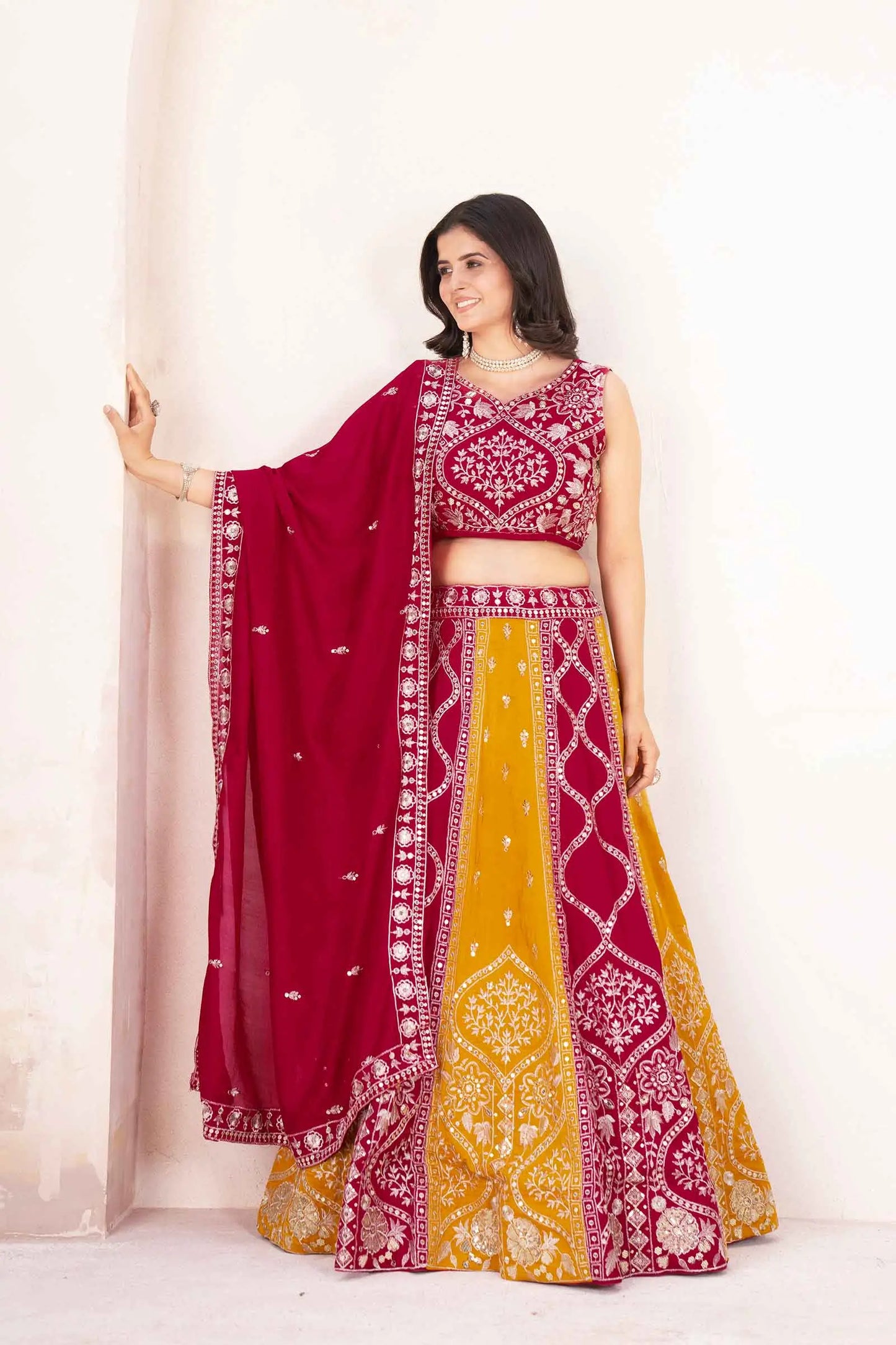 Ensemble Lehenga rouge et jaune avec broderie et sequins