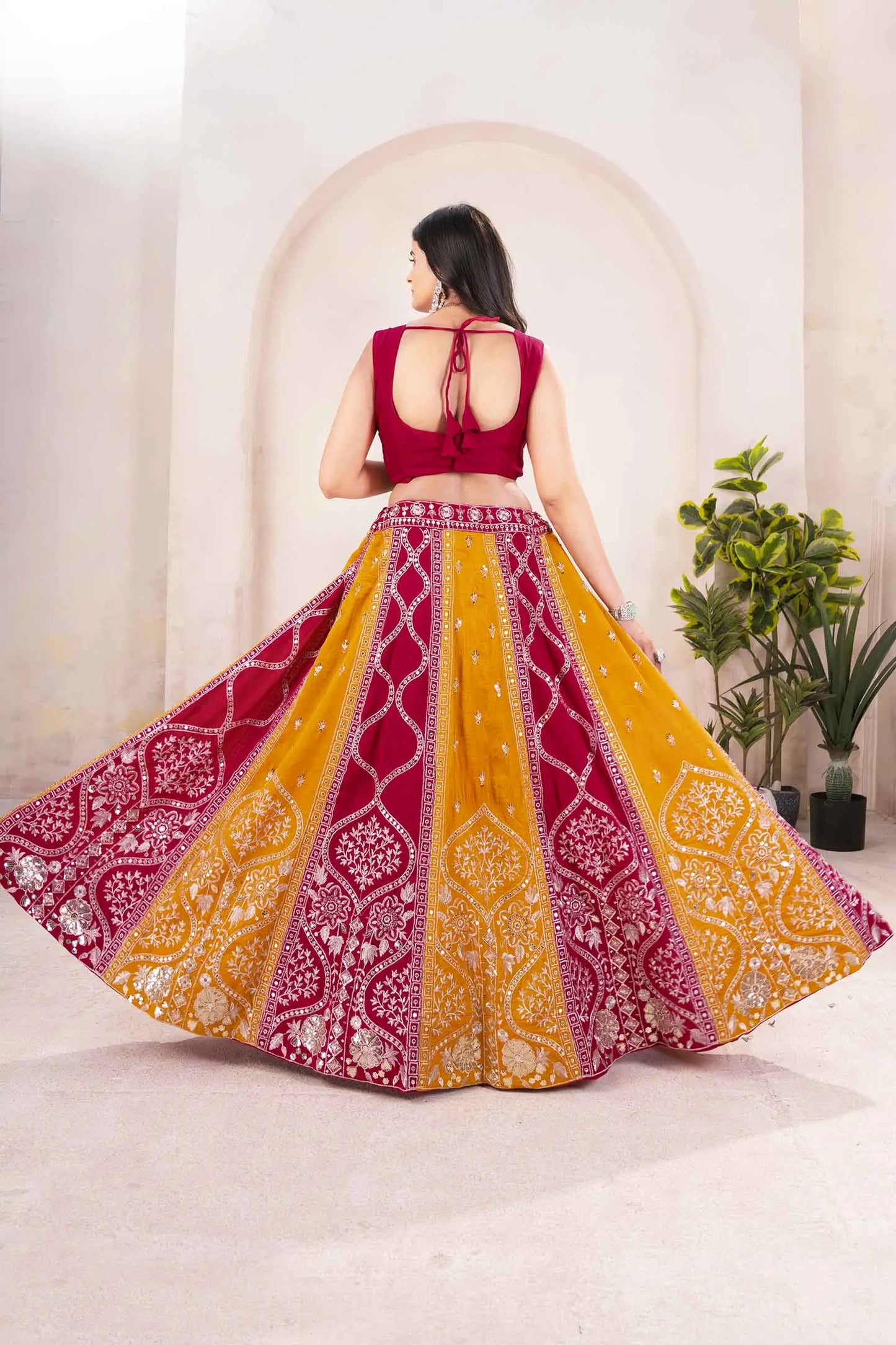 Ensemble Lehenga rouge et jaune avec broderie et sequins