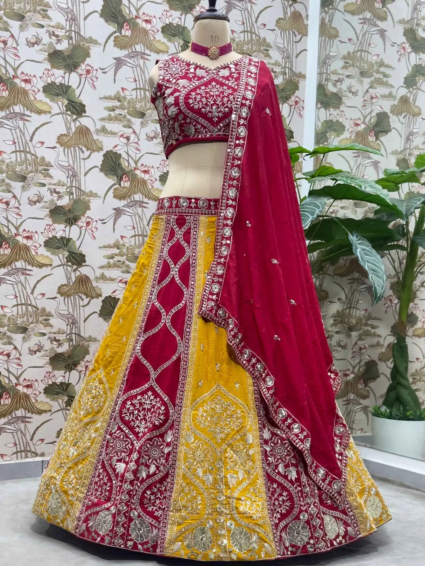 Ensemble Lehenga rouge et jaune avec broderie et sequins