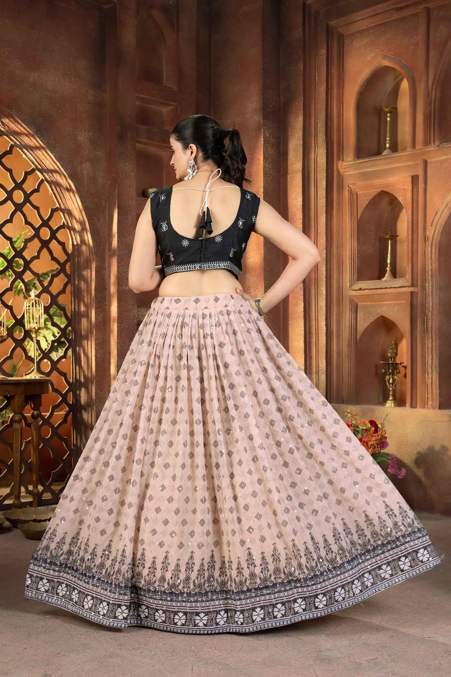 Lehenga choli noir et rose clair à imprimé digital avec broderie