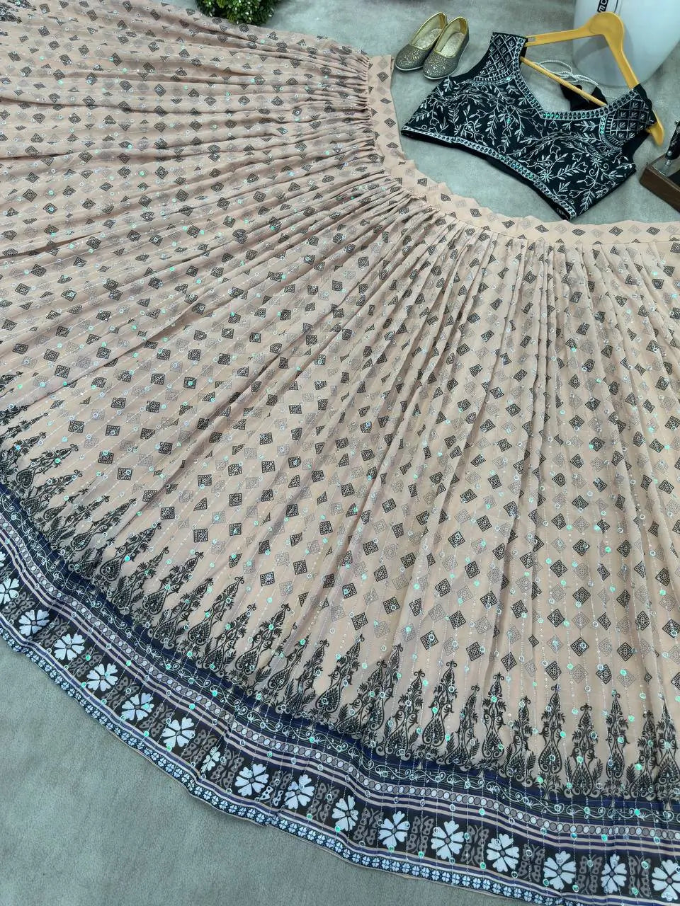 Lehenga choli noir et rose clair à imprimé digital avec broderie