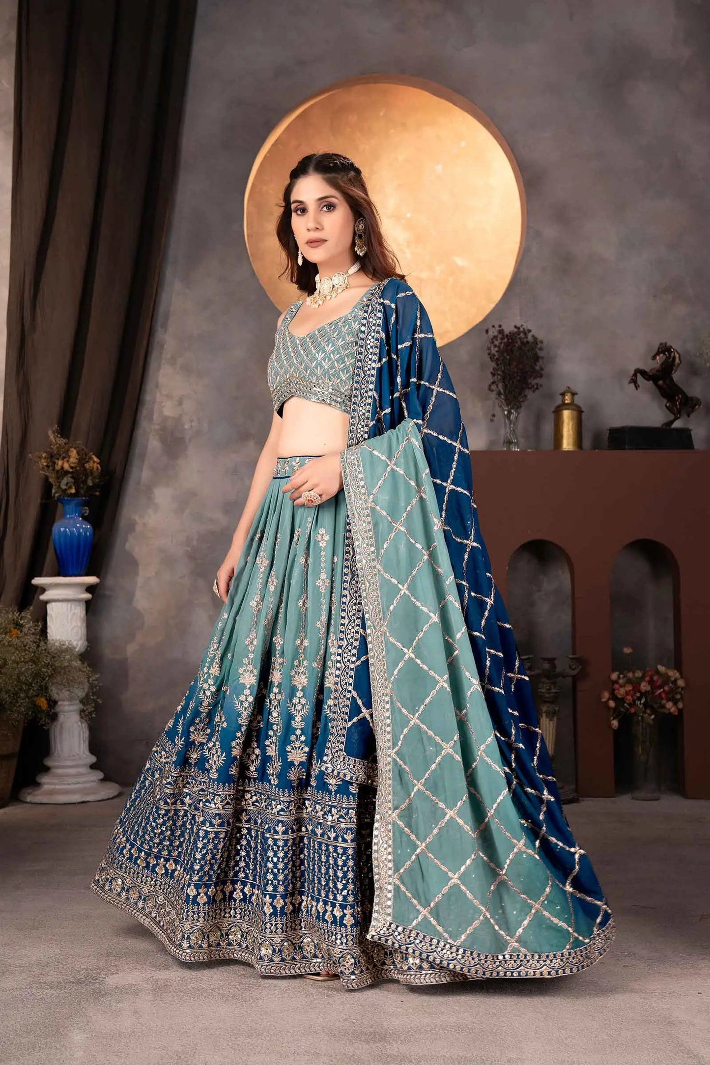 Hellblauer und dunkelblauer Lehenga mit Paillettenstickerei und passender Dupatta