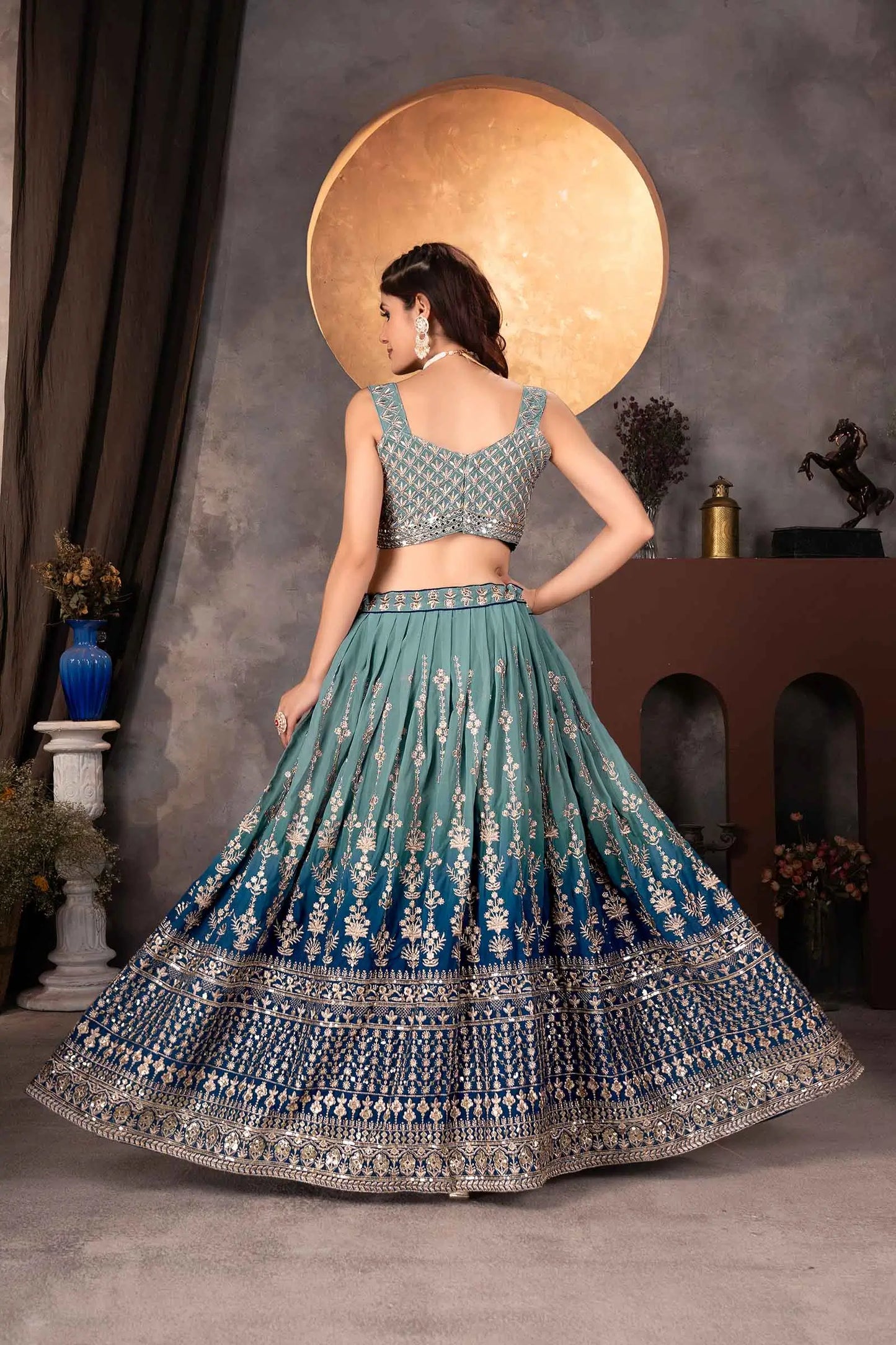 Hellblauer und dunkelblauer Lehenga mit Paillettenstickerei und passender Dupatta