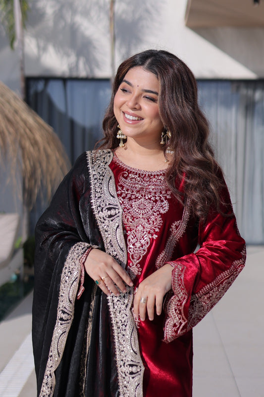 Ensemble Salwar rouge et noir en velours léger de qualité et broderies zari
