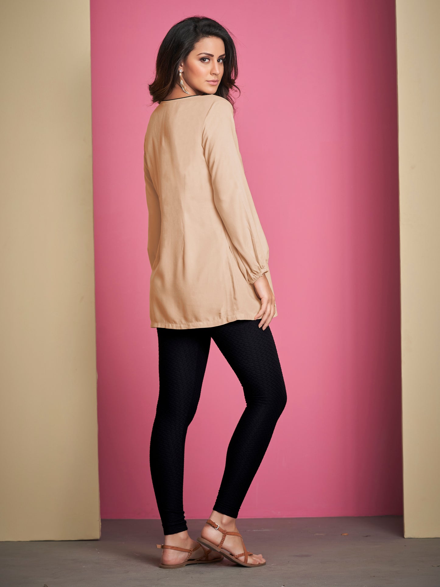Schlichtes beiges kurzes Kurta-Top aus Viskose mit Details