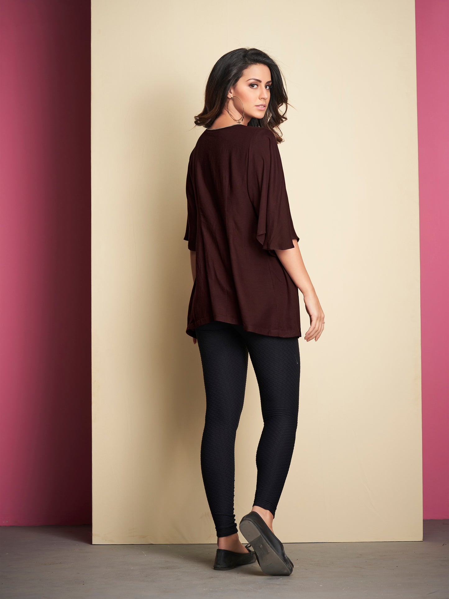 Schlichtes dunkelbraunes kurzes Kurta-Top aus Viskose mit Details