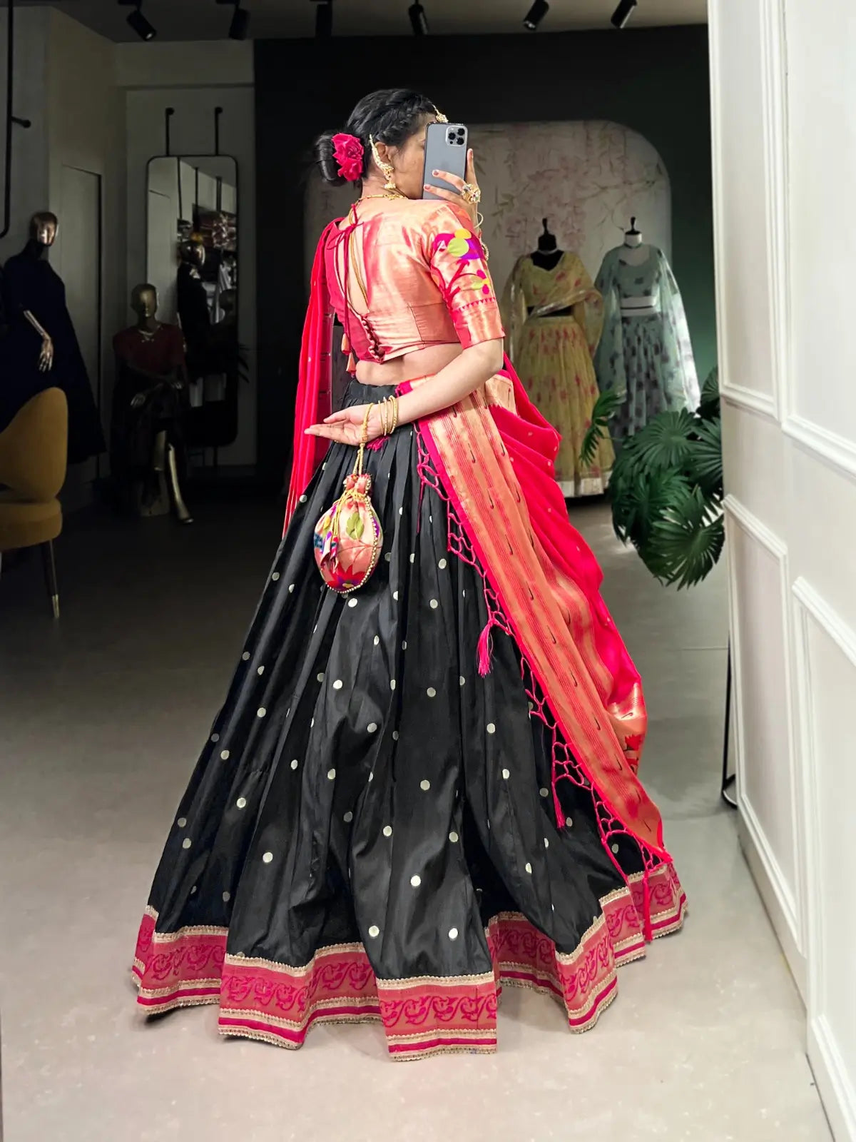 Lehenga Choli Paithani en Soie Jacquard Noire avec Tissage Zari