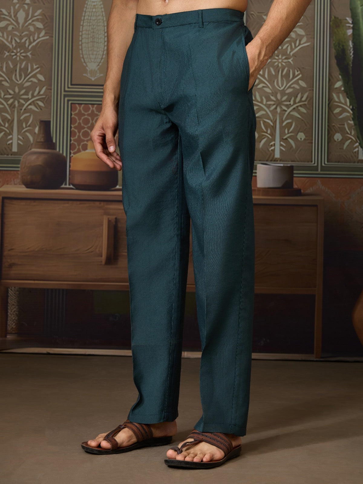 Pfirsichfarbener Chiffon-Abendsari mit Kristallen, Pailletten und Fadenstickerei