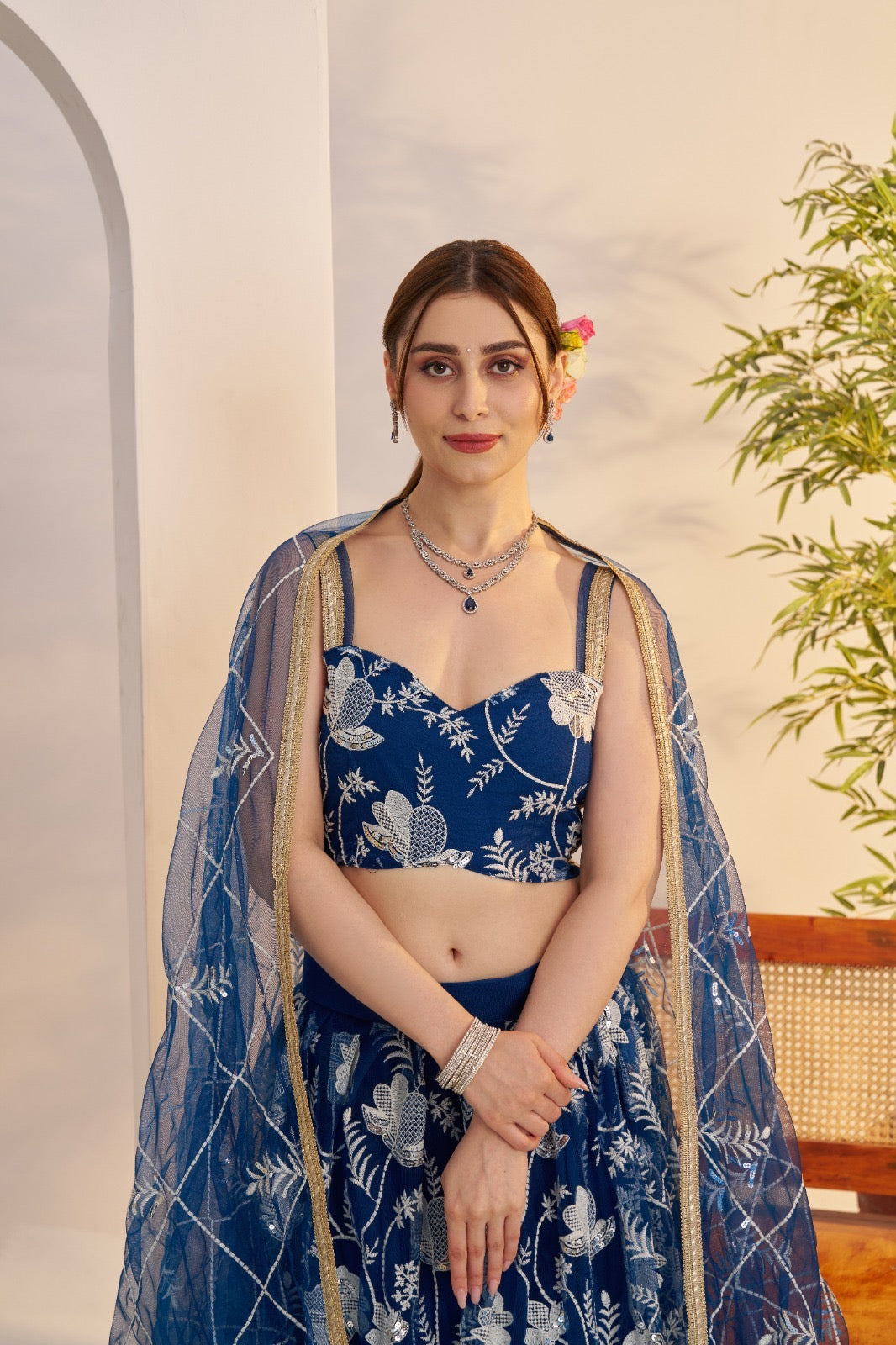 Lehenga bleu marine en filet avec broderies et sequins COLLECTION MAISHA