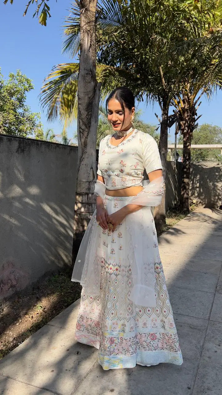 Lehenga blanc en georgette avec broderie multicolore en fil, travail en dori et sequins