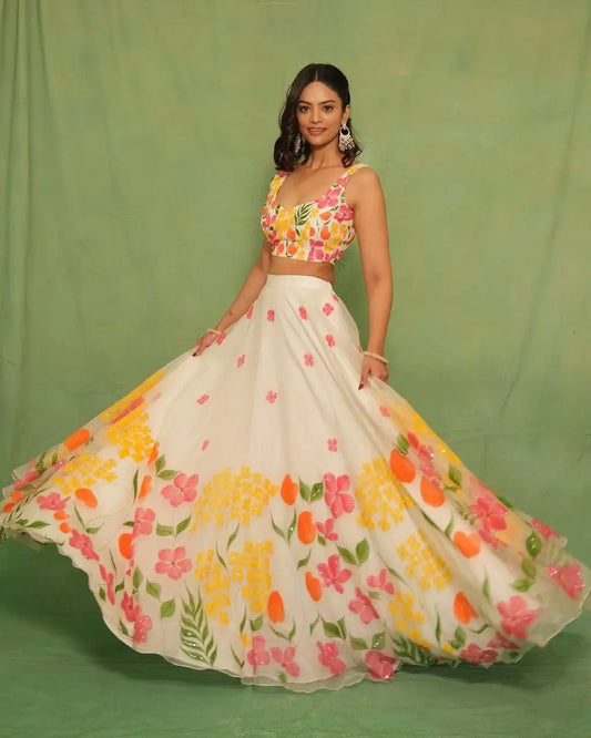 Lehenga tendance en soie blanche multicolore avec un magnifique imprimé floral