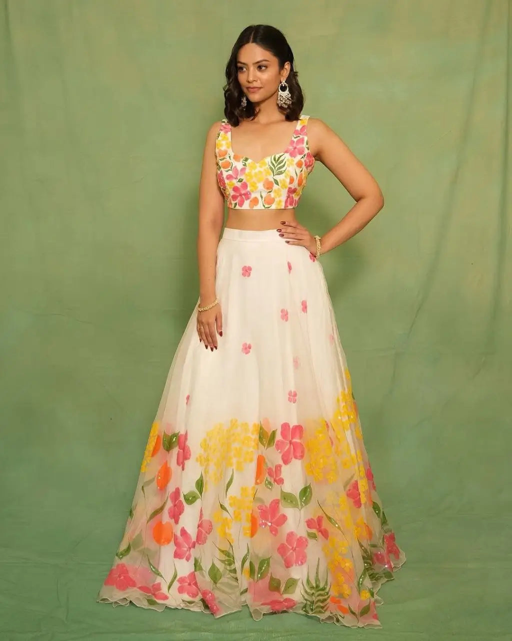 Lehenga tendance en soie blanche multicolore avec un magnifique imprimé floral