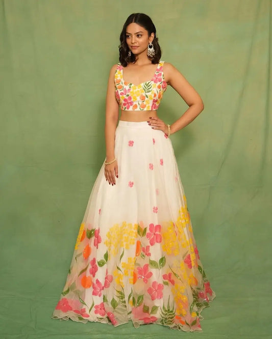 Lehenga tendance en soie blanche multicolore avec un magnifique imprimé floral
