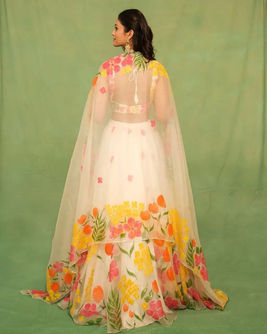 Lehenga tendance en soie blanche multicolore avec un magnifique imprimé floral