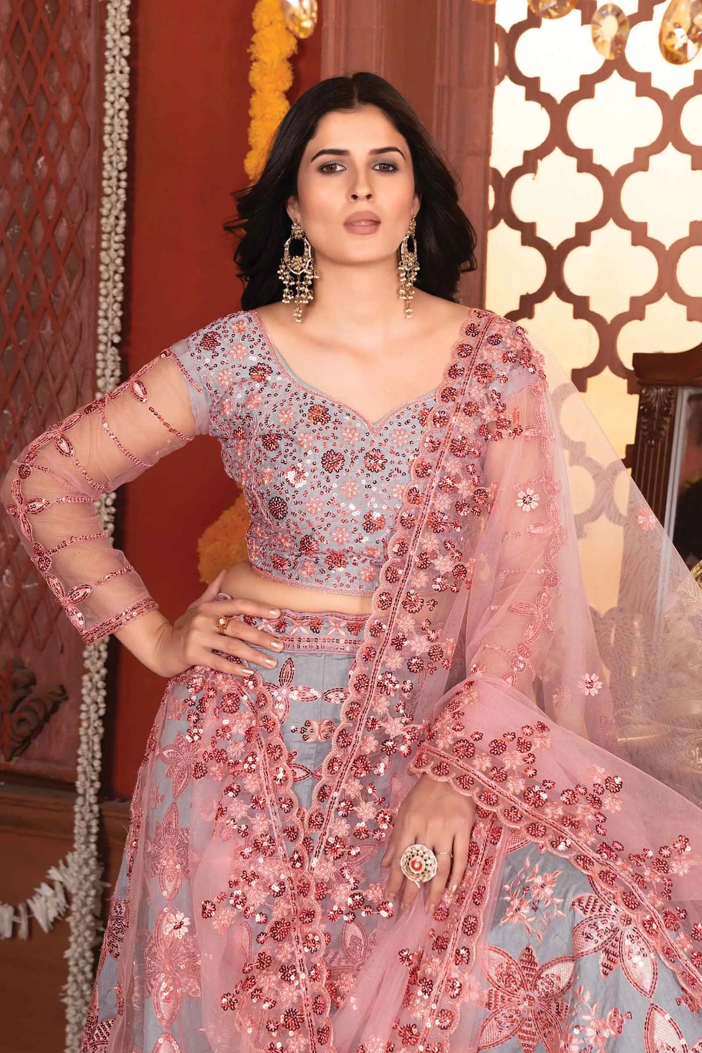 Lehenga en Soie Mulberry Gris et Pêche avec Broderie en Fils et Sequins