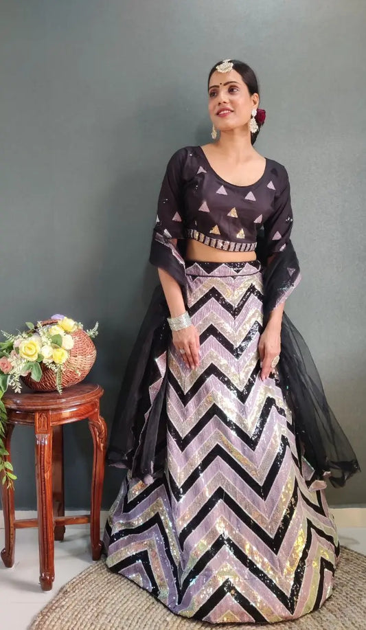Lehenga Choli en filet noir avec broderie riche en fils et multiples sequins