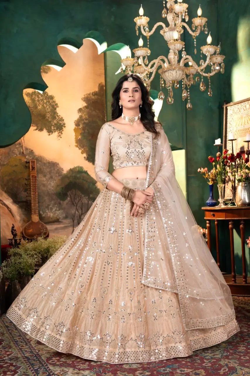 Lehenga beige en satin avec broderie, couture et travail de sequins chargé