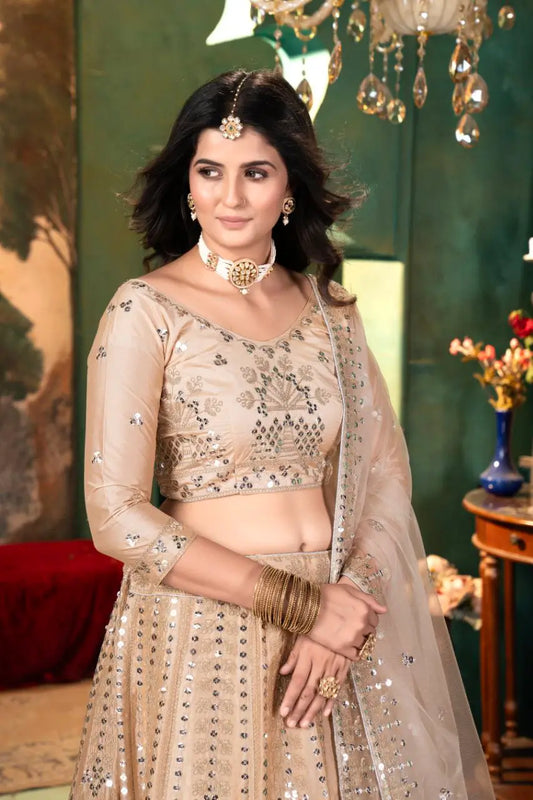 Lehenga beige en satin avec broderie, couture et travail de sequins chargé