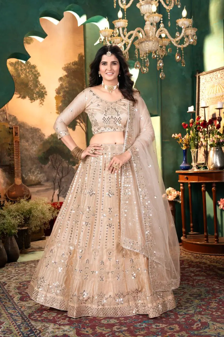 Lehenga beige en satin avec broderie, couture et travail de sequins chargé