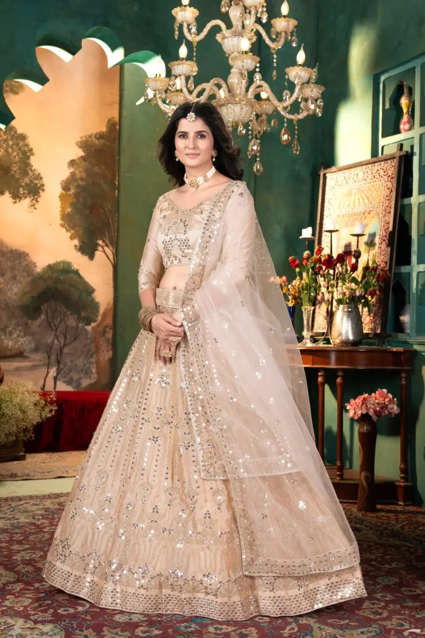 Lehenga beige en satin avec broderie, couture et travail de sequins chargé