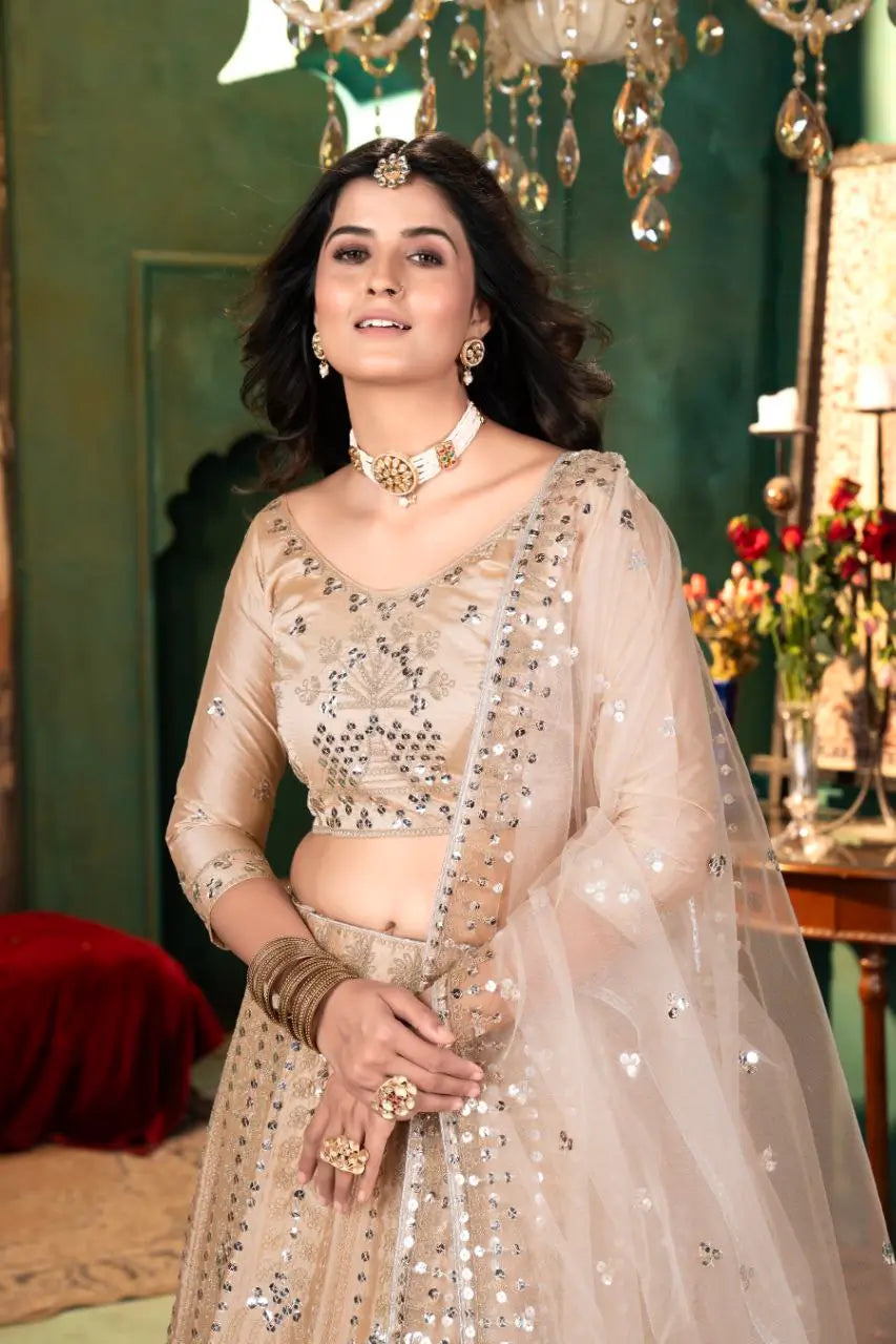 Lehenga beige en satin avec broderie, couture et travail de sequins chargé