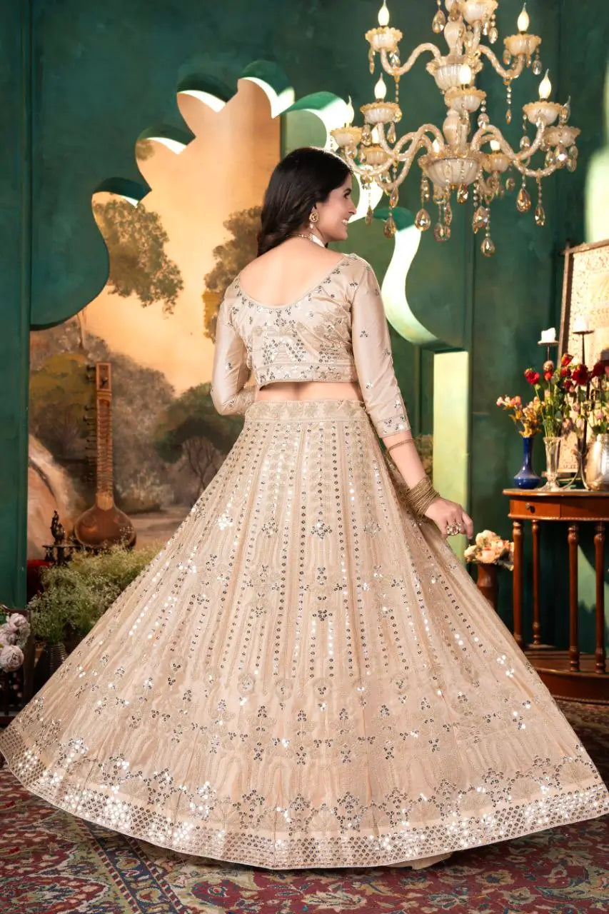 Lehenga beige en satin avec broderie, couture et travail de sequins chargé