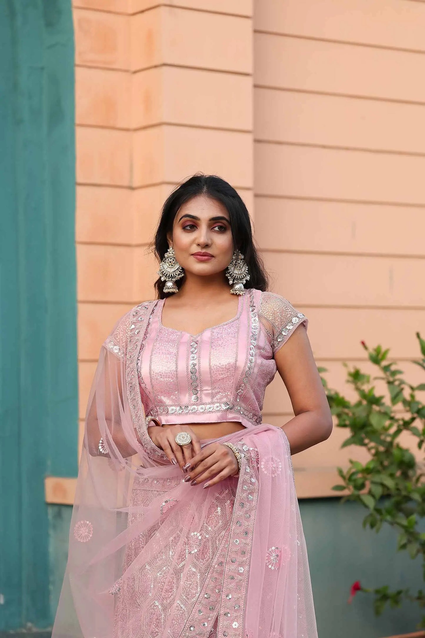 Lehenga en filet rose clair avec broderie, paillettes, travail en dori et sequins chargé