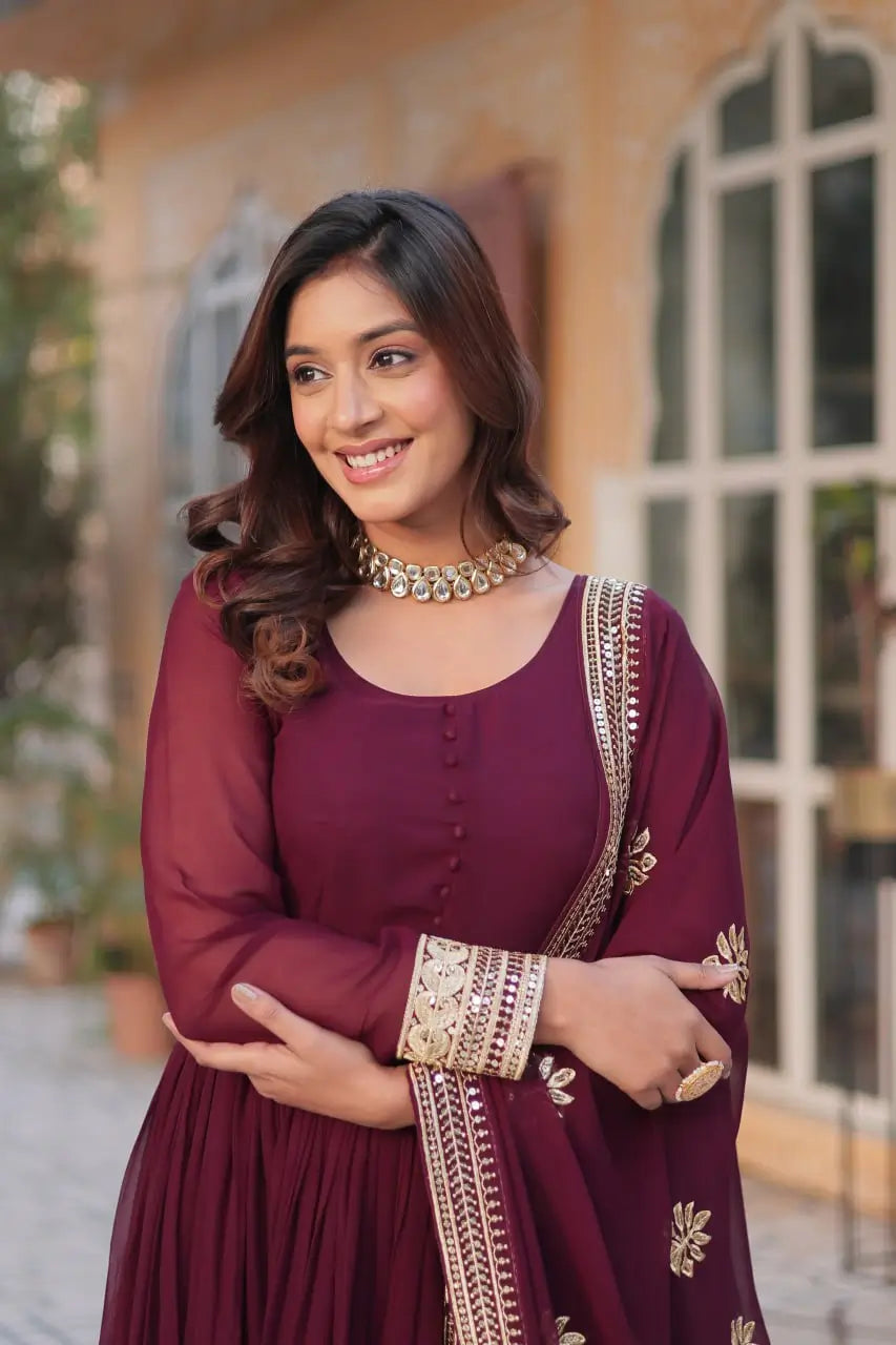 Robe de Designer Bordeaux avec Broderie Sequins et Dupatta Assorti