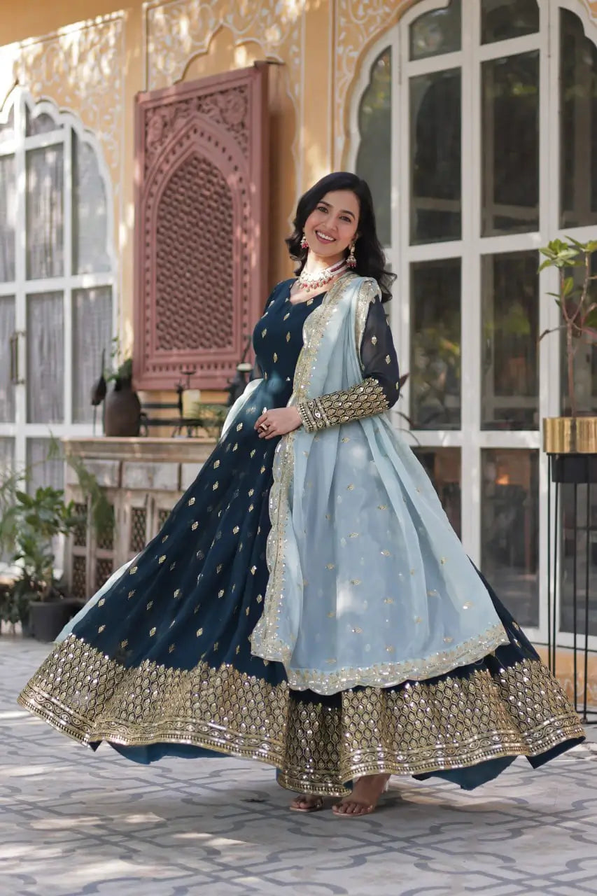 Robe de Designer Bleu Gris avec Broderie Sequins et Dupatta Assorti